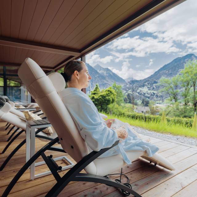 Entspannen auf der Ruheliege im Wellnesshotel im Allgäu