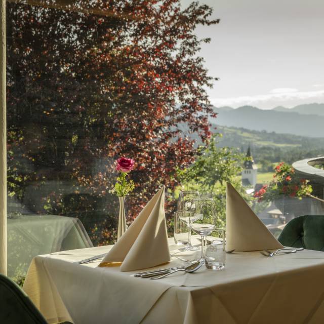 Panoramarestaurant bei Abendlicht