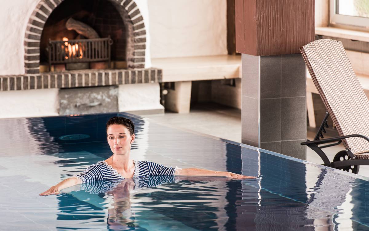Frau macht Aqua Fitness im Innenpool des Wellnesshotels Prinz Luitpold Bad