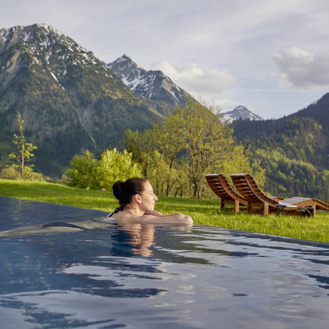 Frau im Außenpool Wellnesshotel Prinz Luitpold Bad