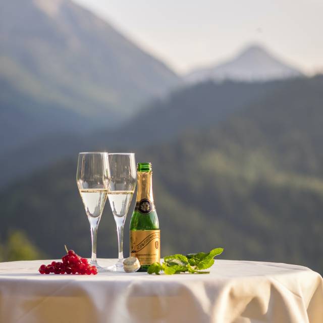 Sektgläser mit Sekt und Bergpanorama