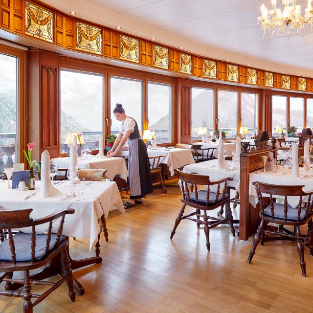 Bedienung deckt Tisch im Restaurant Prinz Luitpold Bad